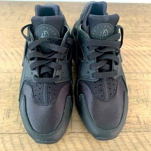 Women’s Nike Black Huaraches.